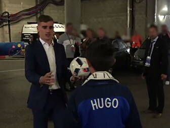 Antoine Griezmann gifts Irelan...